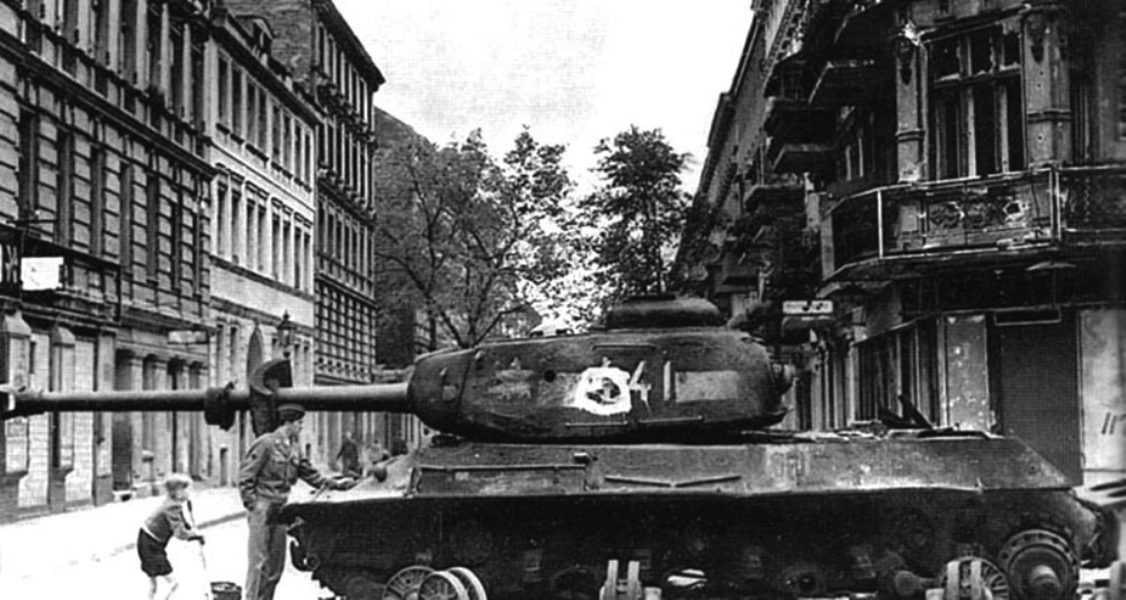 Ис 1945. Танк ИС 2 В Берлине. Танк ис2 Берлин 1945. ИС-2 В Берлине 1945. ИС 2 1945 Беррлин.