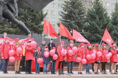 Первая мая 2. 1 Мая шары. Первомайская демонстрация в Костроме. Красные шары 1 мая. С красными шарами на демонстрацию.