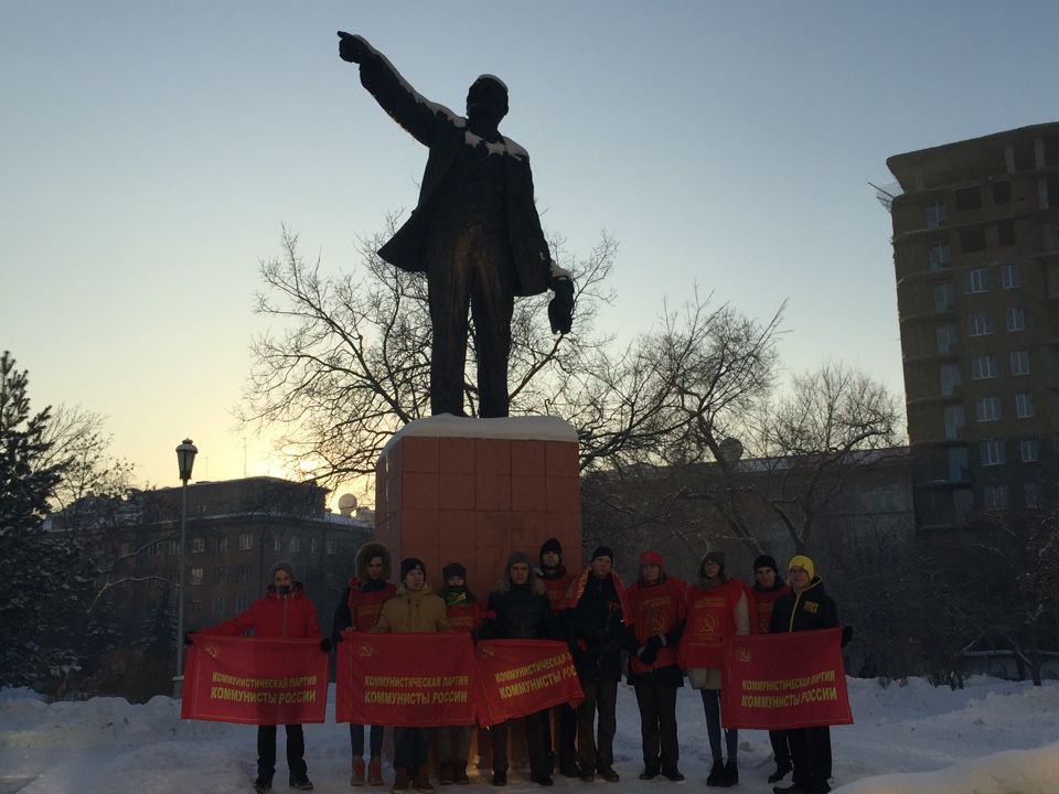 Возложение цветов к памятнику Ленина. Памятник Коммунистической партии. Звезда на памятник коммунисту.