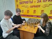 Барнаул: активисты СРЗП организовали производство окопных свечей для солдат СВО