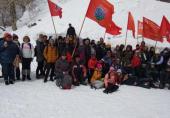 В честь Дня Победы камчатские коммунисты водрузили знамёна компартии на вершине горы Морозная