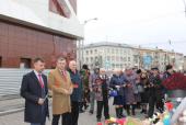 Делегаты и приглашённые XXV отчётно-выборной Конференции Кемеровского обкома КПРФ возложили цветы мемориалу погибших в «ТЦ Зимняя Вишня»