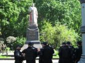 В Киеве националисты сорвали возложение цветов к памятнику Ватутину и облили его краской